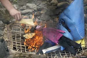 打擊空汙  中國禁燒衣物給親人