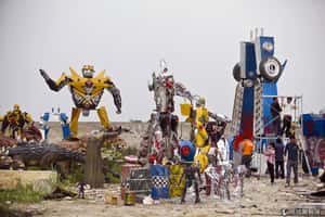 廢鐵重生換商機  上海老闆自製變形金剛大軍