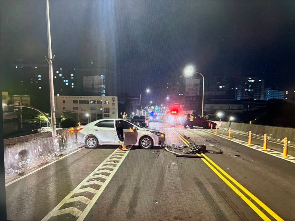 平鎮中豐陸橋車禍！兩車偏離車道相撞駕駛輕傷