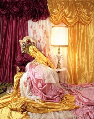 被布簾淹沒的無名女人   美攝影師的女權藝術