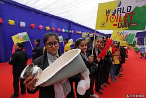 家裡沒廁所  印度小女孩告老爸詐欺