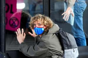 【地球 24小時】12/18  親愛的，我把手給黏住了