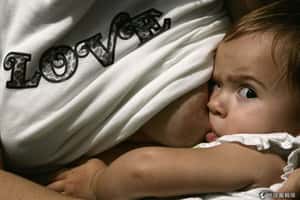 哺乳被當成帶尿壺   美媽怒嗆反擊：「你用尿餵孩子?」