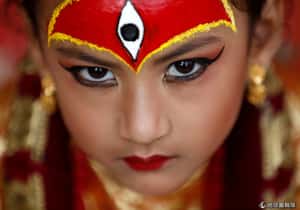 從小被隔絕於日常生活 尼泊爾活女神「庫瑪麗」