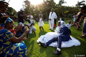 同款衣服、坐在一起 剛果網友：「恭喜結婚」