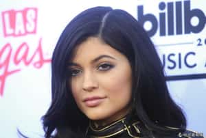 凱莉任納豐唇挑戰