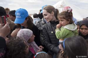 裘莉二訪約旦難民