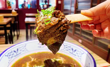 土城牛肉麵【老福家常牛肉麵】吃麵送紅茶、珍奶、小菜，牛肋排骨肉分離，五花牛軟嫩細緻，湯頭濃郁好喝，緊鄰亞東醫院週邊美食│板橋土城美食推薦、板橋牛肉麵推薦