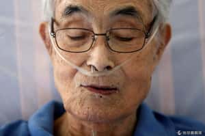醫院病房一床難求 在家中離世的日本人