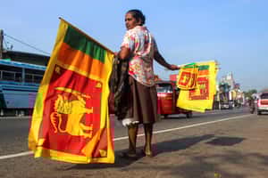 【地球 24小時】02/03  來呦，來買國旗呦！