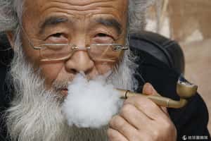 飯店設員糾正吸菸客   北京市全面禁菸上路