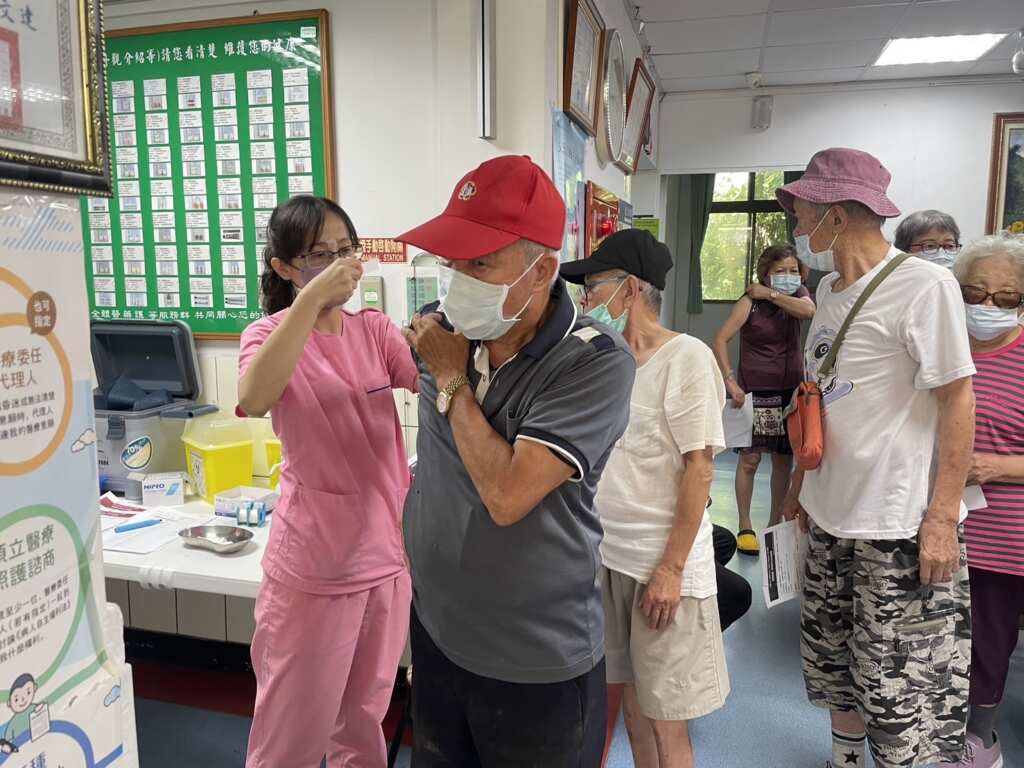 因應秋冬病毒高峰　彰化榮家流感、新冠疫苗接力接種