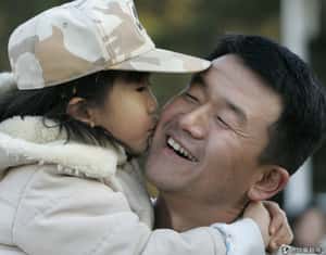 這所學校教韓國爸爸怎麼擁抱