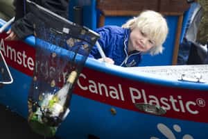 「釣塑膠」的觀光船：荷蘭阿姆斯特丹航行中