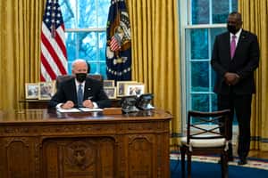 告別前朝令再一樁 拜登解除跨性別者參軍門檻