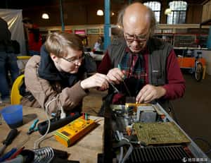 反對東西壞了就丟 修理咖啡廳成世界潮流