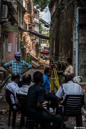 民宅接連倒塌、上百人撤離  印度加爾各答鐵路「前所未見的」工程問題