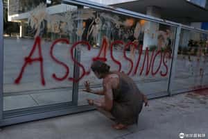 【咬著土司的地球 24小時】01/28 在公司門前寫下「兇手」