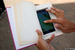 不滿學校沒收孩子手機  新加坡父親告校長