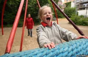 德國爸媽的教育哲學：不用到處「叫人」，但要懂得介紹「自己」