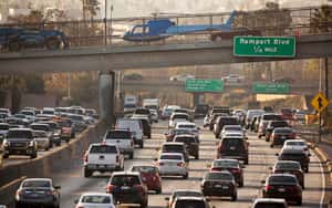 路蓋越多車塞越長 洛杉磯交通陷惡性循環