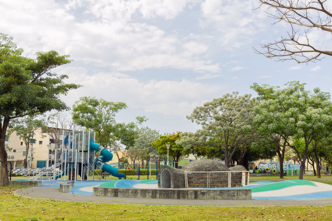 彌陀公園打造寵物友善空間　臘腸狗造型入口萌翻遊客