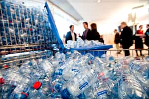 用「濕氣」回收塑膠？科學家：4小時可回收94%，比傳統技術更環保