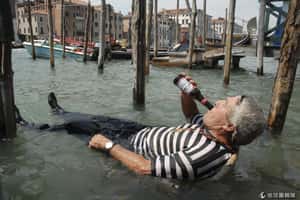 海潮人潮兇 威尼斯自救