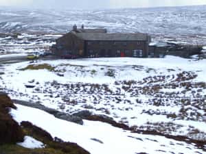 喝酒喝到暴風雪來襲 英國61賓客開心受困酒吧三天