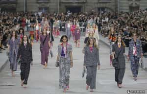 前所未見！香奈兒女模高舉標語用示威走秀挺女性平權