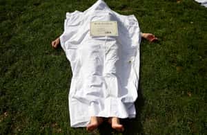 【地球 24小時】09/02  躺在地上的他與死亡證明