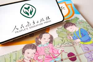 一本暗藏辱華、親美、異色的小學教材，動盪中國上下