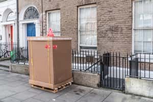 七彩旋風亮粉、放屁噴霧  前NASA工程師對付包裹小偷有一套