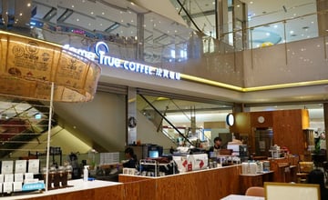 高雄義享天地美食｜成真咖啡冬季新品+季節限定雪戀草莓舒芙蕾推薦