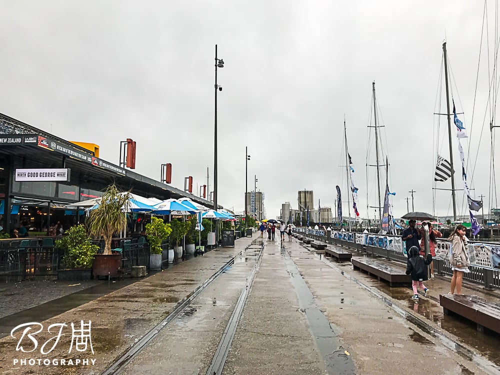 ▲ 通往簡倉公園的海濱步行大道，有許多辦公室和觀景餐廳