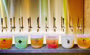 台北東區居酒屋【激安-色酒】各款酒類限時暢飲喝到飽，12款調酒牆便網美牆,是酒吧也是居酒屋,不用續攤就能感受二次會文化│東區忠孝東路酒吧推薦