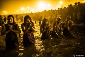 億人共浴奇景  印度大壺節信眾泡水消業障