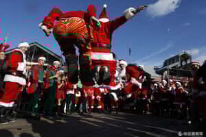 紅潮入侵12月！ 聖誕老人串聯佔領全世界