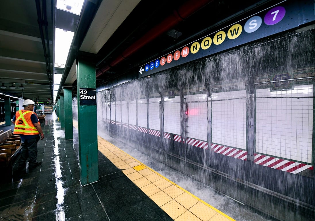 紐約127歲高齡水管破裂　大水灌入時報廣場旁地鐵站