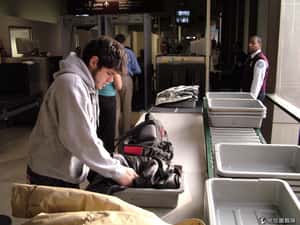 紐西蘭新法：海關可以要你解鎖手機給他看