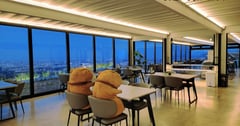 桃園美食【見山景觀咖啡餐廳】龍潭新開夜景餐廳 乳姑山絕美夜景約會秘境、夜衝消夜-打卡版｜PopDaily 波波黛莉