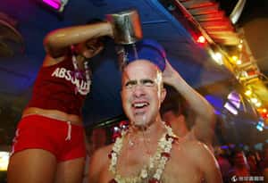 泰國潑水慶新年     潑得越濕越有福氣