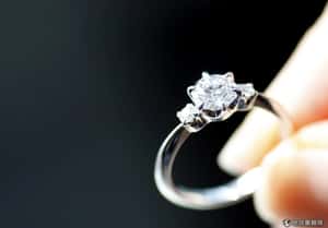 一名男作家的告白：訂婚戒其實很蠢
