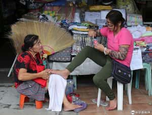 菲律賓小城禁止居民八卦 違者罰錢還要撿垃圾