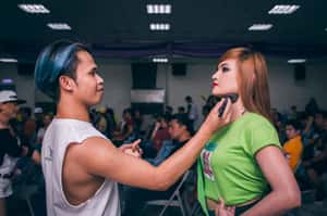 Mark：如果沒有人幫我們的菲律賓女孩打扮，那就讓我來吧