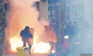 不滿勞工法 法國民眾跟警察起衝突