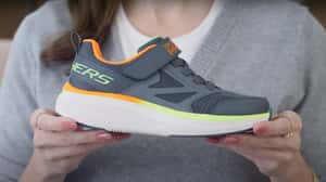 「你會在鞋底放什麼？」Skechers推出可放AirTag的童鞋，讓父母掌握孩子「定位」，但隱私呢？