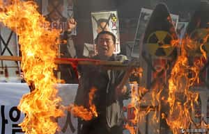 抗議北韓火箭發射 南韓民眾激動焚燒標語