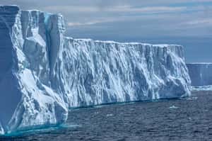 宛如人工切割出來的90度角  NASA在南極洲拍到「桌狀冰山」