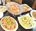 蘆洲美食│夏天小館泰式料理 ครัวพี่ฟู่：免出國也能吃到正宗泰味！價格便宜，內用白飯吃到飽，解暑必點涼拌海鮮、招牌綠咖哩，蘆洲在地人推薦平價居家泰式小館！